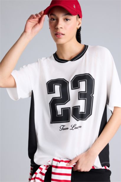 Oversıze V Yaka Dijital Baskılı Baskılı Sporcu Tül Kısa Kollu Tişört