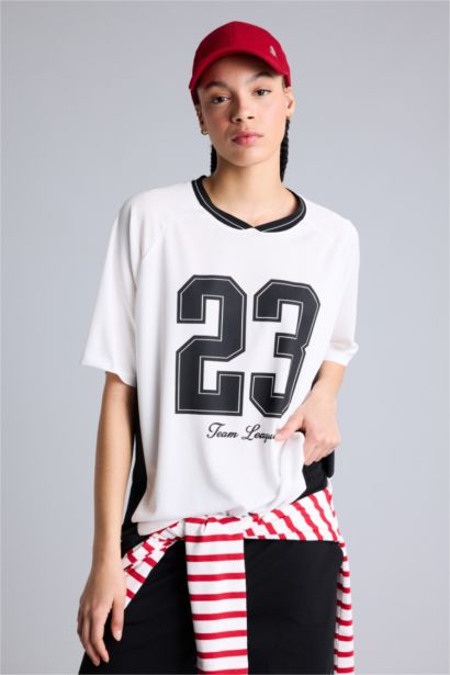 Oversıze V Yaka Dijital Baskılı Baskılı Sporcu Tül Kısa Kollu Tişört