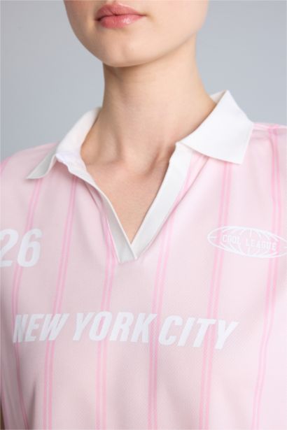 Спортивная футболка поло Cropped Fit из тюля с воротником поло цифровым принтом и коротким рукавом