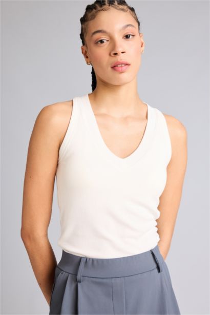 Майка приталенного кроя с V-образным вырезом из модала для женщин