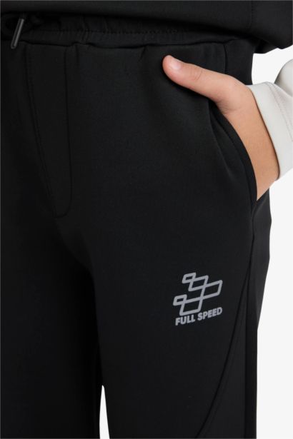 بنطلون سويت بانتس اولادي بطبعة شعار قماش سكوبا قصة عادية