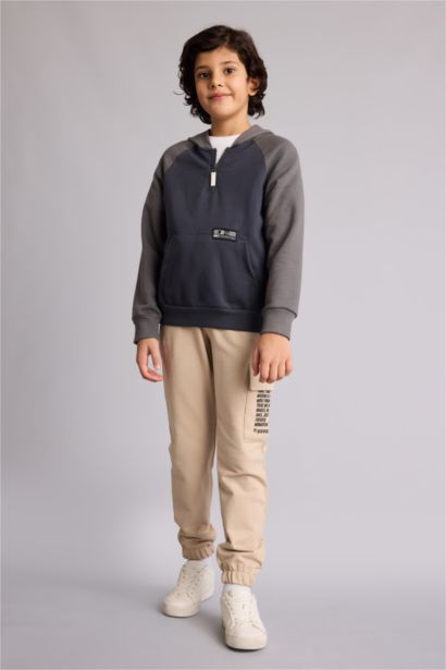 بنطلون سويت بانتس اولادي بطبعة شعار قصة عادية