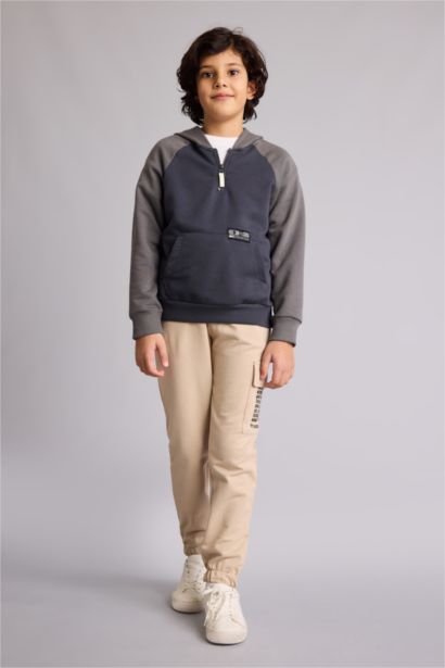 بنطلون سويت بانتس اولادي بطبعة شعار قصة عادية