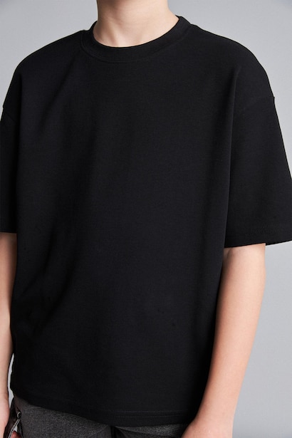 T-shirt noir oversize 100% coton à col rond et manches courtes pour garçon