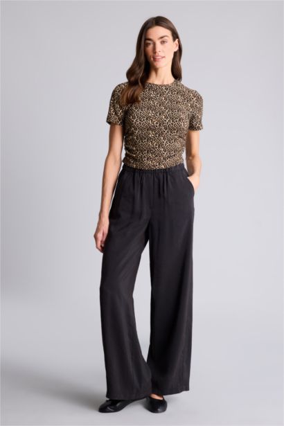 تيشيرت نص كم منسوج سليم فيت وياقة مستديرة