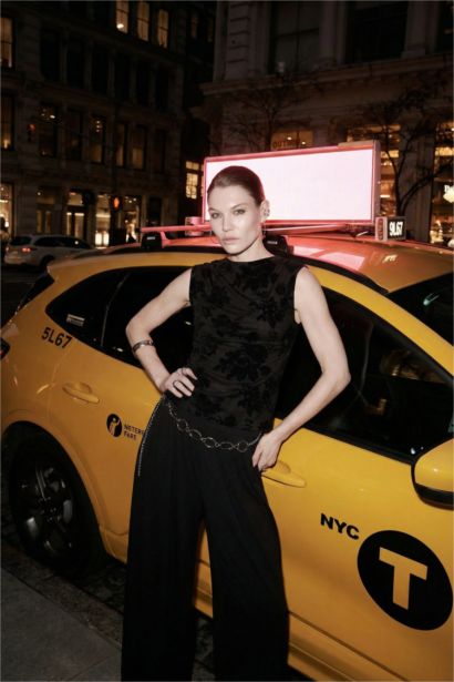 بلوزة توب فلورال كت سليم فيت بياخة مستديرة