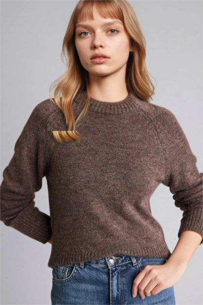 بلوز تريكو قصة عادية بياخة مستديرة