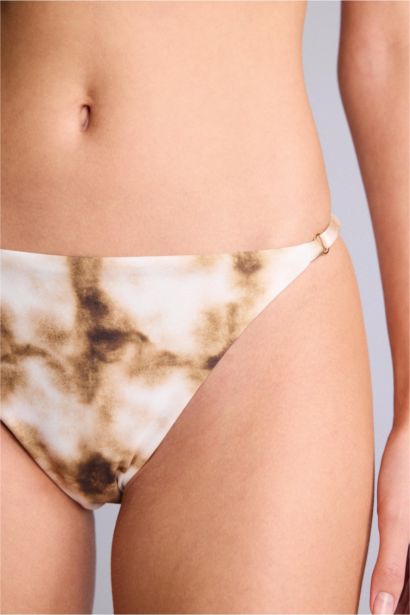 كلوت بكيني قصة عادية