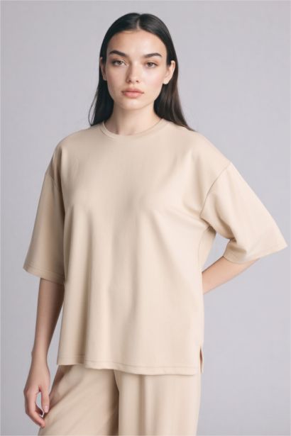 تيشيرت نص كم قصة مريحة وياقة مستديرة