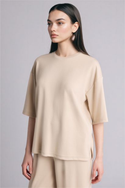 تيشيرت نص كم قصة مريحة وياقة مستديرة