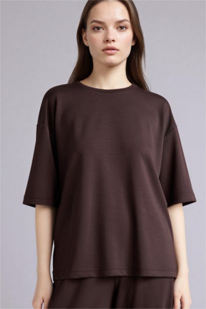 تيشيرت نص كم قصة مريحة وياقة مستديرة