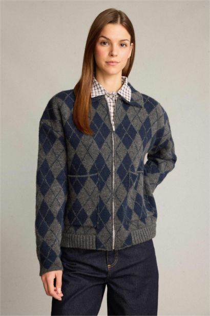 Fitted Diamond Patterned Zippered Cardigan