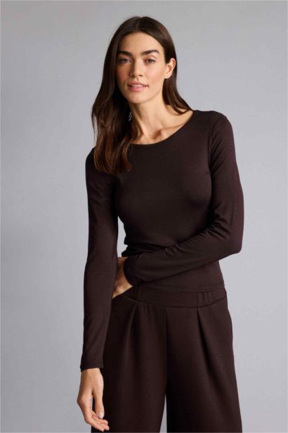 بلوزة بيزك سادة كم طويل رقبة مستديرة