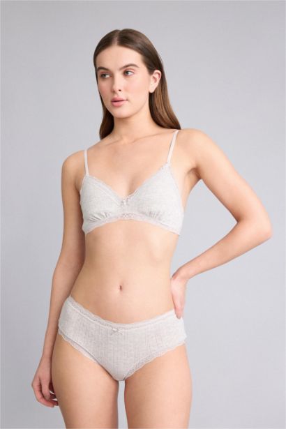 كلوت مفصل بالدانتيل