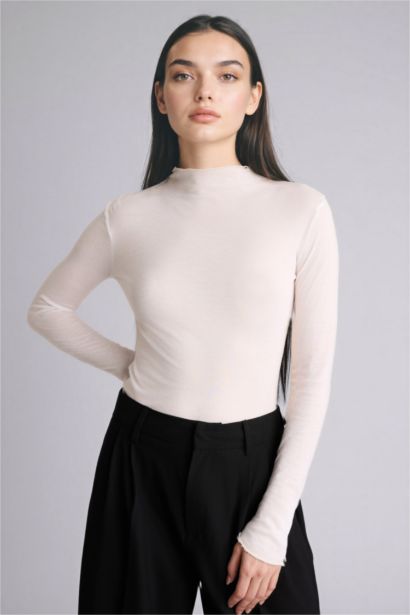 تيشيرت ريبانا سليم فيت