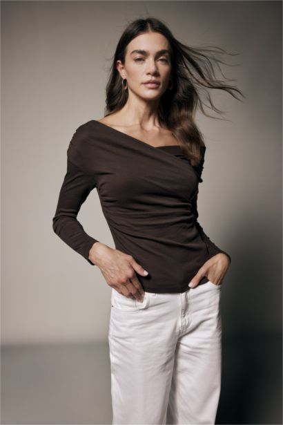 بلوزة كم طويل ريبانا سليم فيت وياقة متقاطعة