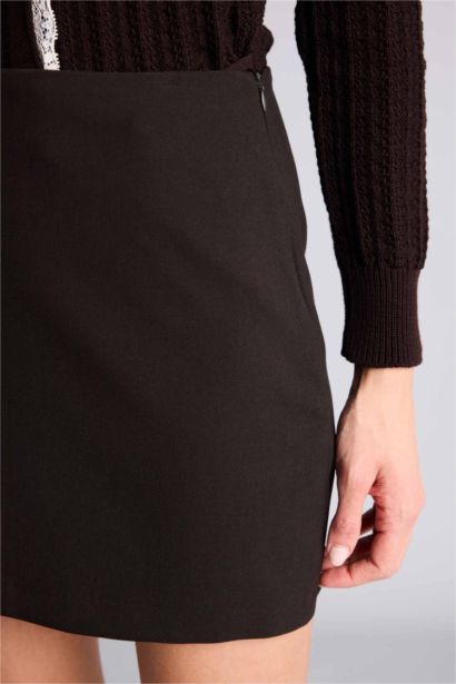 تنورة قصيرة بقصة A بخصر عادي