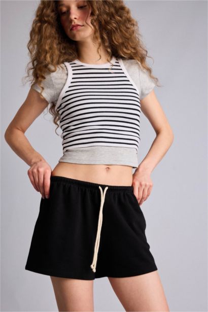 شورت قصير قصة عادية