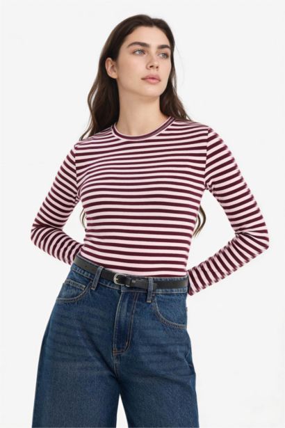 تيشيرت كم طويل قصة فضفاضة وياقة مستديرة