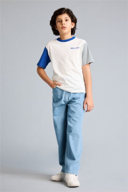 تيشيرت ولادي نص ردن بطبعة شعار قصة عادية بياخة مستديرة