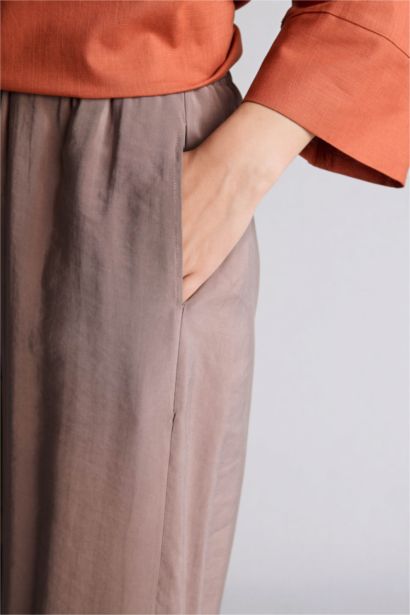 بنطلون منسوج قصة مستقيمة واسعة برجل عادية