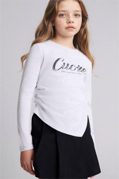 تيشيرت كم طويل مضلع بطبعة شعار بياقة مستديرة