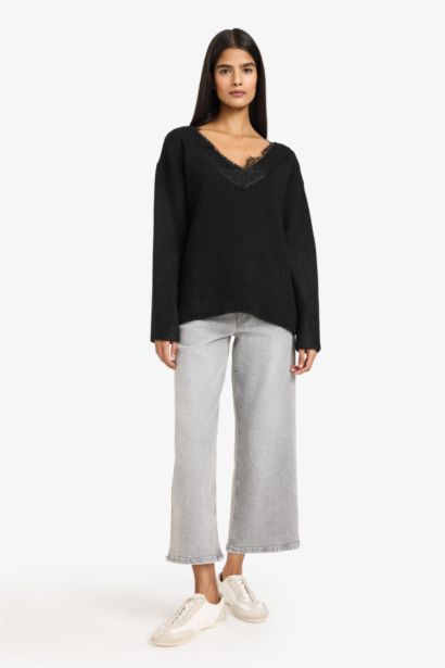 Regular Fit V Yaka Dantel Detaylı Triko Kazak