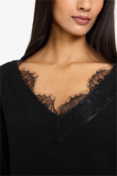 Regular Fit V Yaka Dantel Detaylı Triko Kazak