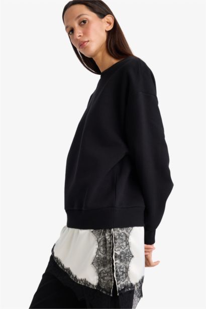 سويت شيرت قصة مريحة بتفاصيل دانتيل