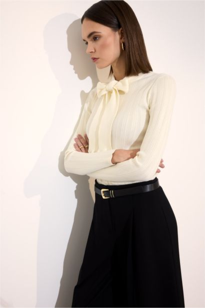 بلوفر تريكو سليم فيت بفيونكة