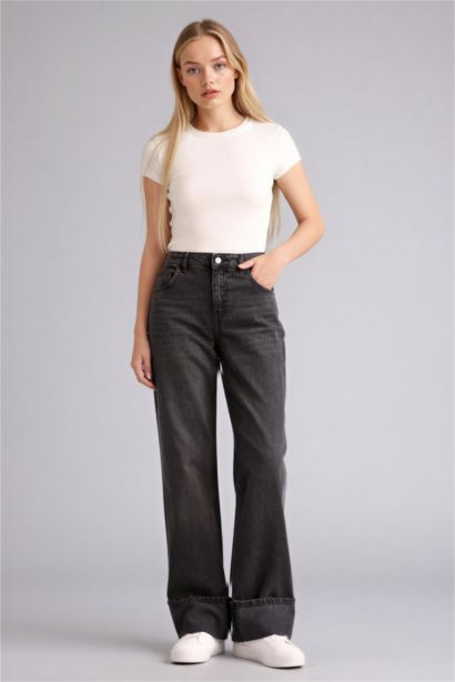 بنطلون جينز قصة مستقيمة واسعة وحافة مطوية وخصر عالي