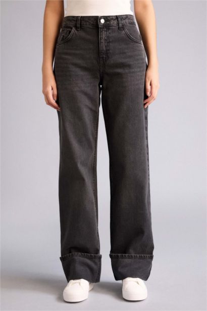 بنطلون جينز قصة مستقيمة واسعة وحافة مطوية وخصر عالي