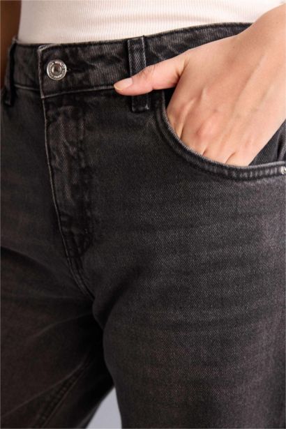 بنطلون جينز قصة مستقيمة واسعة وحافة مطوية وخصر عالي