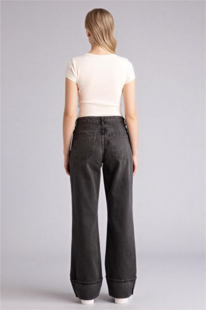 بنطلون جينز قصة مستقيمة واسعة وحافة مطوية وخصر عالي