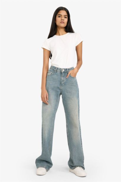 بنطلون جينز قصة مستقيمة واسعة وخصر عالي