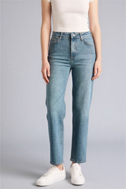 بنطرون جينز قصة مستقيمة واسعة وخصر عادي