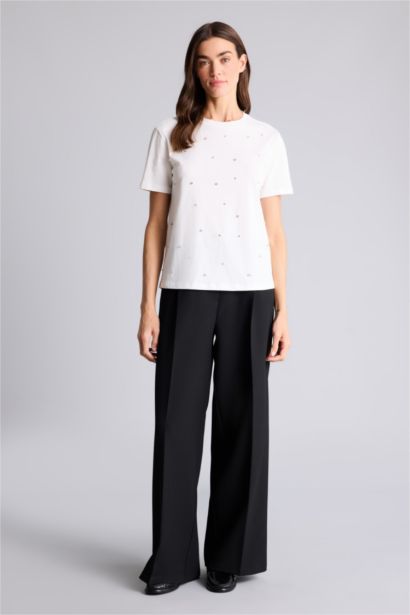 تيشيرت نص كم مطرز قصة عادية وياقة مستديرة