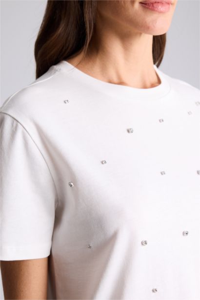 تيشيرت نص كم مطرز قصة عادية وياقة مستديرة