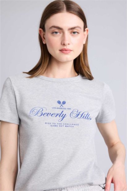 تيشيرت نص كم قصة عادية وياقة مستديرة