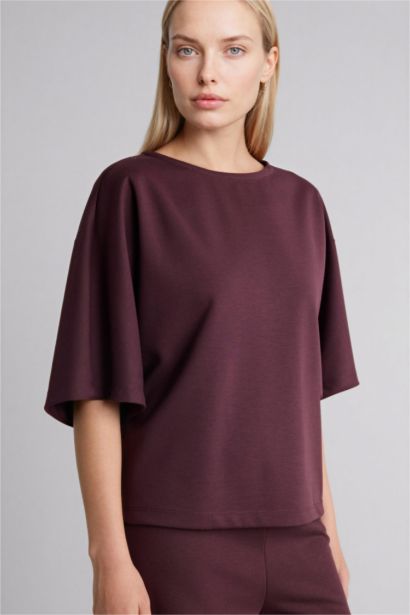 تيشيرت نص كم وياقة عريضة