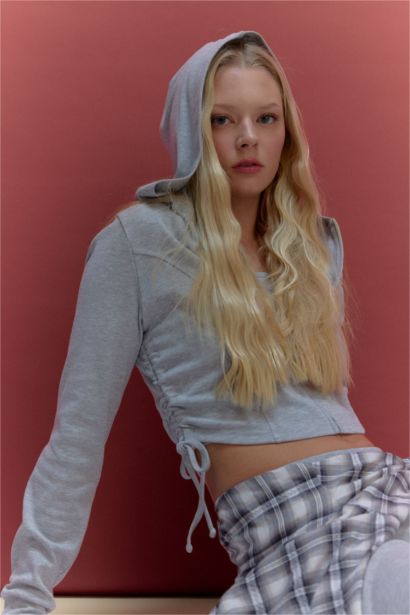 جاكيت رياضي مضلع بغطاء للرأس ورباط من الجنب