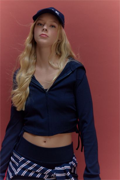 جاكيت رياضي مضلع بغطاء للرأس ورباط من الجنب