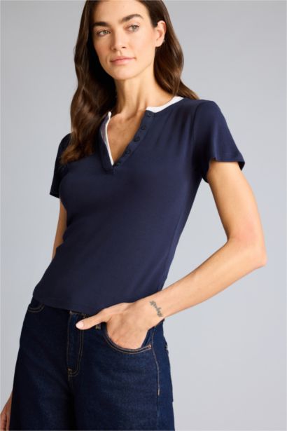 Футболка Slim Fit в рубчик с V-образным вырезом и коротким рукавом