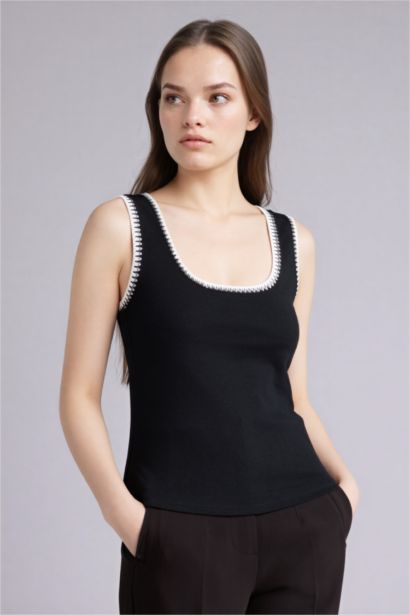 Майка приталенного кроя с круглым вырезом из рибаны для женщин