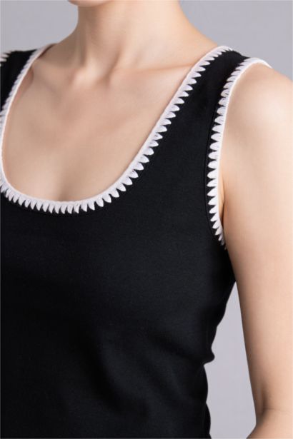 Майка приталенного кроя с круглым вырезом из рибаны для женщин