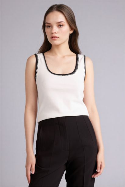 Майка приталенного кроя с круглым вырезом из рибаны для женщин