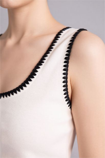 Майка приталенного кроя с круглым вырезом из рибаны для женщин