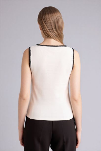 Майка приталенного кроя с круглым вырезом из рибаны для женщин