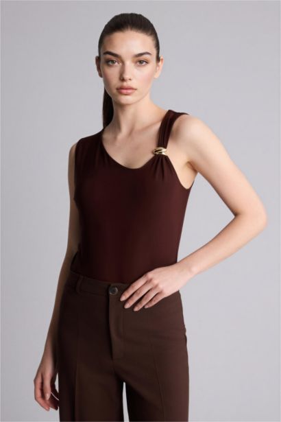 Майка приталенного кроя с вырезом лодочка для женщин Premium