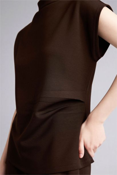 Майка приталенного кроя с воротником стойкой из модала для женщин